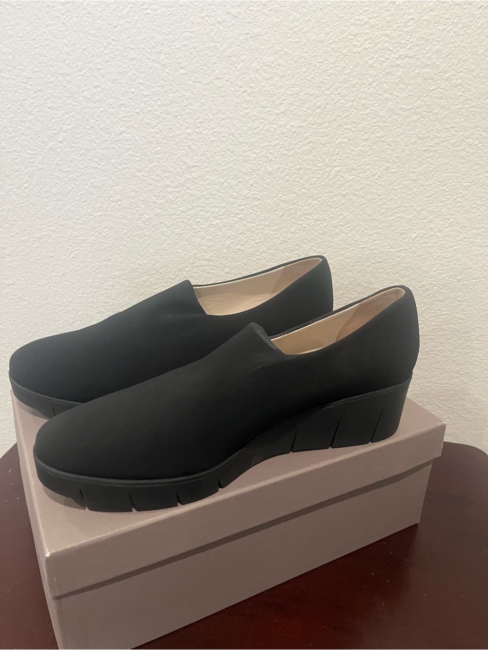 Womenโs Black Slip-On Platform Mules